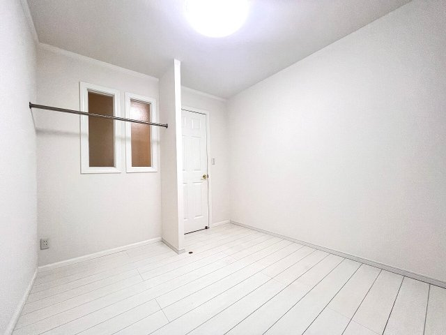 【洋室】 | 練馬区南田中1丁目　中古一戸建住宅　（成増店） | 5.25帖の納戸（洋室）同じく、オープンクローゼットを採用。