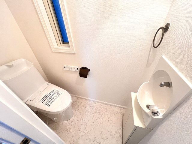 【トイレ】 | 練馬区南田中1丁目　中古一戸建住宅　（成増店） | 温水洗浄便座一体型トイレ新規交換済。