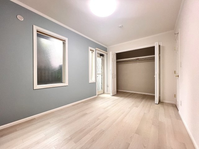 【洋室】 | 練馬区南田中1丁目　中古一戸建住宅　（成増店） | 6.7帖の主寝室。幅広のクローゼットを採用。