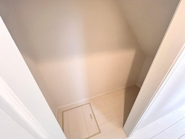 【収納】 | 練馬区南田中1丁目　中古一戸建住宅　（成増店） | 限られたスペースを有効活用した階段下収納