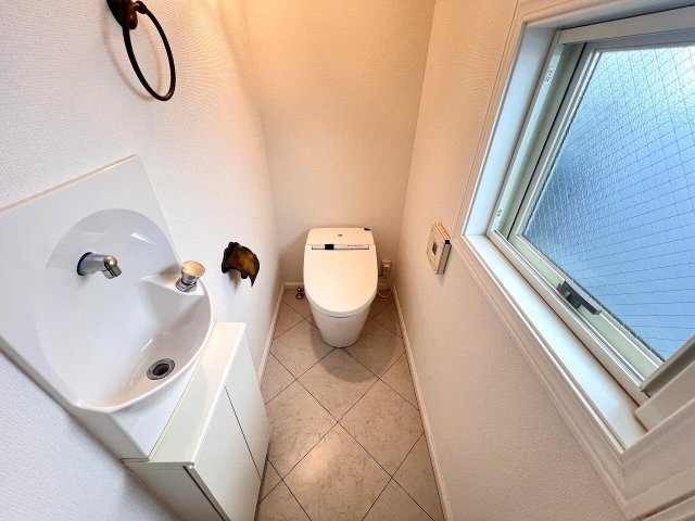 【トイレ】 | 練馬区南田中1丁目　中古一戸建住宅　（成増店） | 2階トイレはタンクレスタイプ。