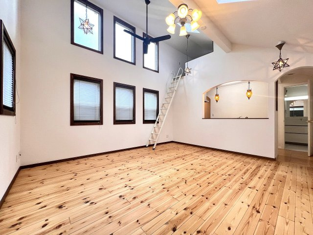 【居間・リビング】 | 練馬区南田中1丁目　中古一戸建住宅　（成増店） | 無垢材フローリングを採用したリビング。勾配天井・トップライト・シーリングファン・照明器具と相まって趣のある雰囲気を醸し出しています