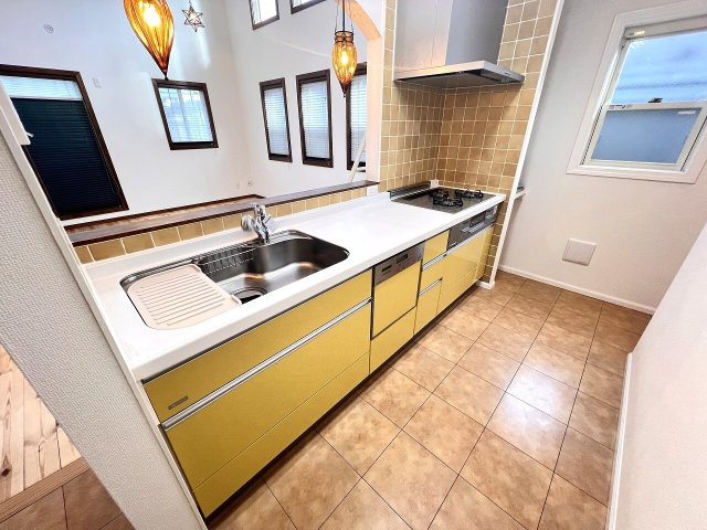 【キッチン】 | 練馬区南田中1丁目　中古一戸建住宅　（成増店） | 人気の対面式キッチン採用。リビングのお子様の様子を確認しやすいので安心。レンジフード新規交換済。