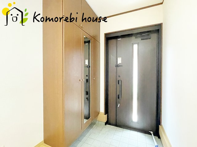 北本市中丸　1期　中古一戸建ての玄関|明るい玄関です