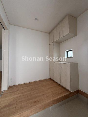 【玄関】 | 広々玄関◎家族分の靴もたっぷり収納できるシューズBOX完備です！