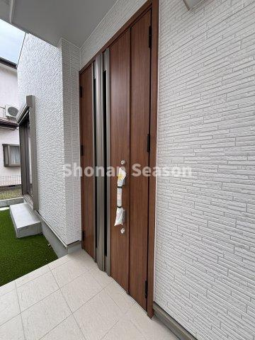 【玄関】 | 学区：花水小学校・浜岳中学校まで徒歩1分とお子様の通学に安心