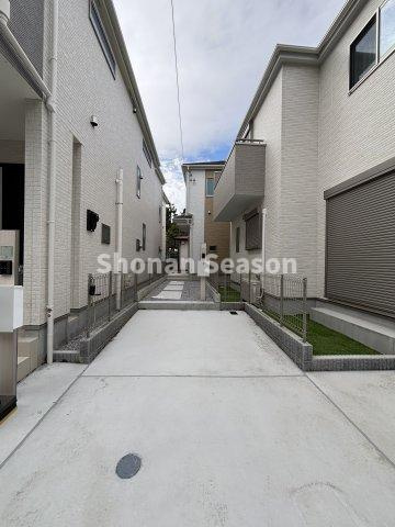 【駐車場】 | 通路タイプの区画で、通路をお花で華やかにして楽しめます☆　
子どもの飛び出し防止にもなり、安心です◎
