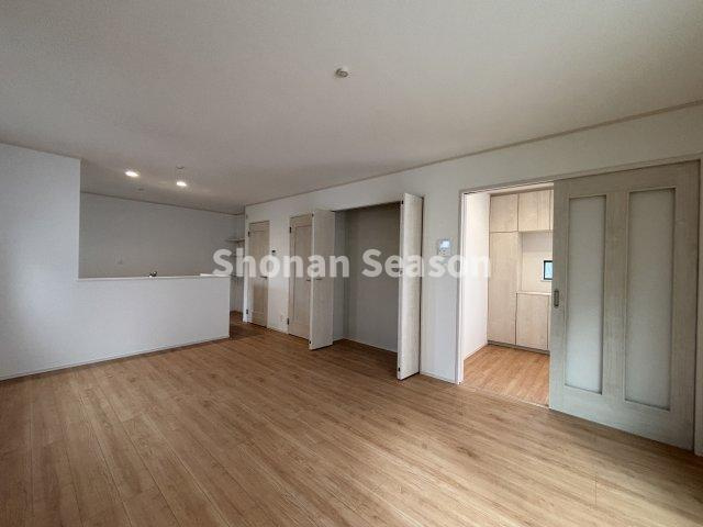 【居間・リビング】 | 収納豊富なので、お部屋をスッキリお片付けできますね♪