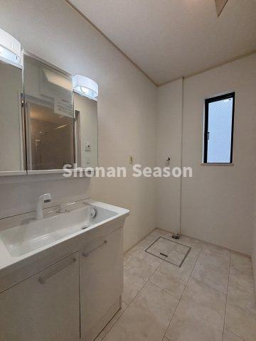 【独立洗面台】 | シャンプーや洗剤のストックなども収納できる洗面化粧台です♪