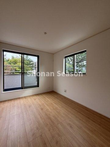 【洋室】 | ２面採光！大きな窓から心地よい自然光を取り込めます◎