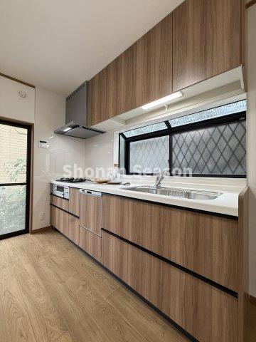 【キッチン】 | 吊戸棚付きの収納豊富なシステムキッチンに食洗機が搭載しています。