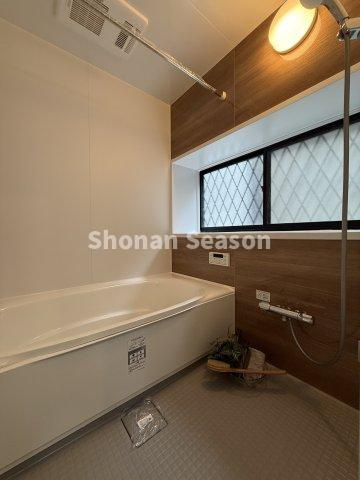 【浴室】 | 浴室に大きな窓付で、換気もしっかりできカビ防止にもつながります。