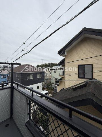 【バルコニー】 | 南向きのバルコニーは日差しがたっぷりで洗濯物も乾きますよ。