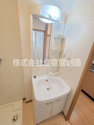 【洗面所】 | ロイヤルコート岡町 | 脱衣スペースもありますよ！便利なシャワー付き