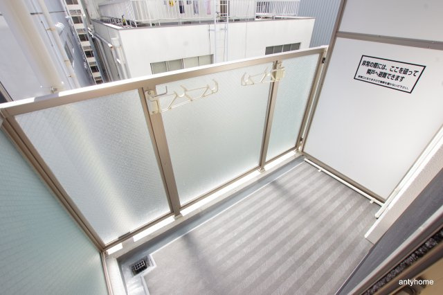 メインステージ西天満T’ｓSQUARE　仲介手数料無料のバルコニー