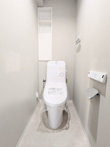 ダイアパレス八広花水木通りトリニティのトイレ|～吊戸棚付きのトイレ写真～