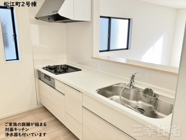 碧南市松江町のキッチン|キッチンから暖かな陽が差しこむリビングに向かってご家族の笑顔を見ながらお料理できる対面キッチンです♪