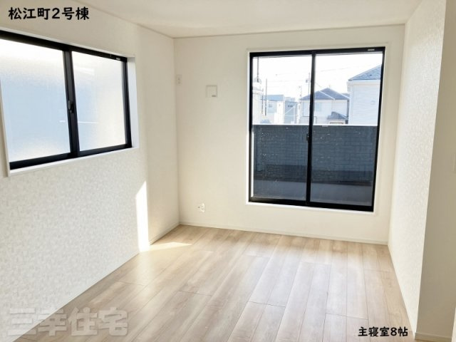 碧南市松江町の寝室|南向きの主寝室8帖。屋根のあるバルコニーに面しています