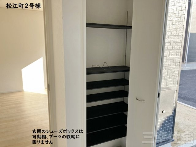 碧南市松江町の収納|玄関の収納は可動棚、お好きな高さに調節できます