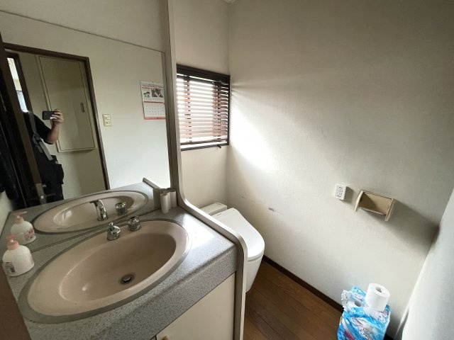 【高松市十川東町】住居・倉庫付き事務所のトイレ|落ち着いた色調のトイレです