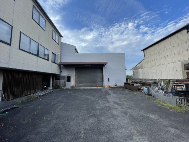 【高松市十川東町】住居・倉庫付き事務所の駐車場|車をお持ちの方に嬉しい駐車場付きの物件です