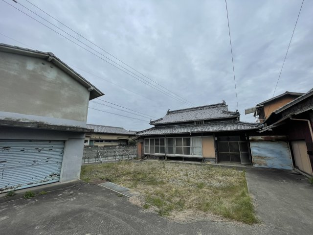 【坂出市林田町】街も、海も、山も、そっと近くに。少し静かな戸建て。の駐車場|車をお持ちの方に嬉しい駐車場付きの物件です