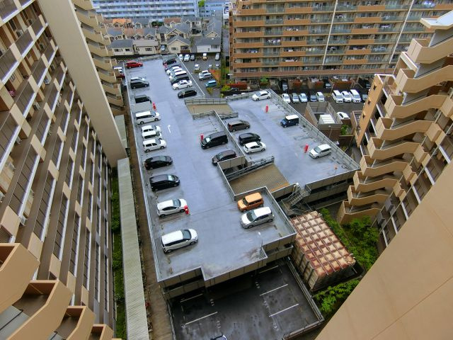 ヴューイスト泉ヶ丘の駐車場