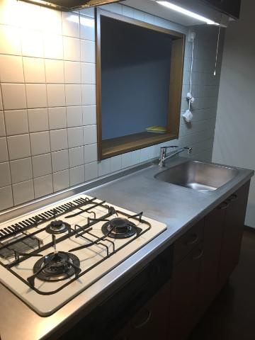 エクセレンス戸田公園のキッチン|キッチン（３口・グリル）