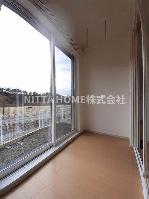 京丹後市大宮町周枳のアパートのバルコニー|サンルームにテラスのついたお部屋です♪