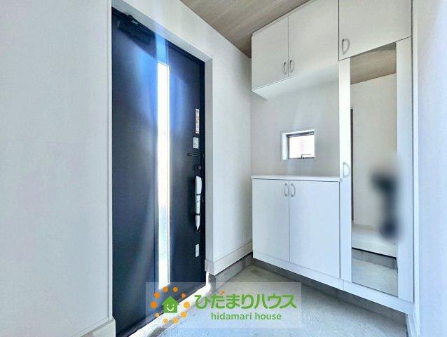 久喜市南７期　新築一戸建て　02　グラファーレの玄関