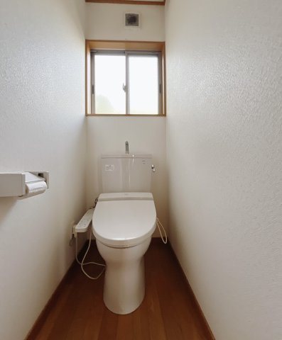 【中古戸建】太田市藪塚町のトイレ|■トイレ｜1階・２階にトイレをご用意しております♪窓付きのトイレになりますので、常に換気ができてきれいを保てます♪