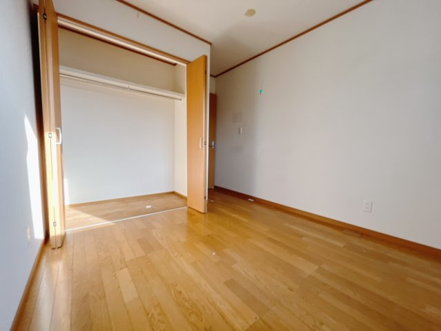 【中古戸建】太田市藪塚町の洋室|■2階洋室｜お子様の一人部屋にピッタリな洋室。木のぬくもりを感じるフローリングは、天然木の味わいが時とともに深みを増していきます。また、傷にも強く、フリーワックスでお手入れもラクラクです♪