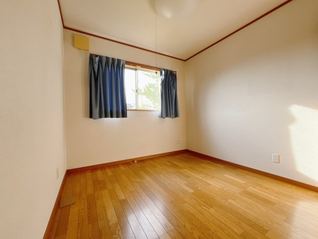 【中古戸建】太田市藪塚町の洋室|■2階洋室｜子供部屋のメリットは「自立心を養うことができる」「自分で整理整頓できるようになる」そして、お子様が成長した際には「プライバシーを確保できる」といい事だらけ♪