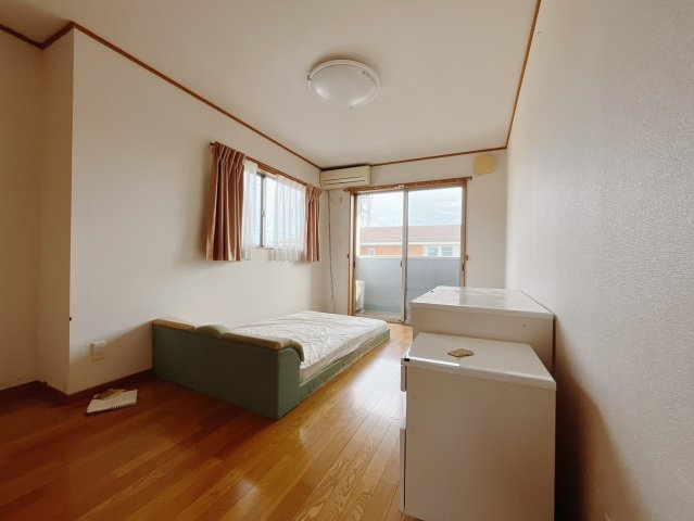 【中古戸建】太田市藪塚町の洋室|■2階洋室｜ナチュラルカラーの床です。模様替えなどとても楽しく工夫できます♪陽当たり、風通しもとても良いので毎日快適な生活スタートです！子供部屋にも良いですね♪