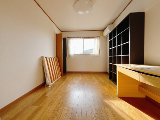 【中古戸建】太田市藪塚町の洋室|■2階洋室｜2階洋室には大きな窓をご用意しています。日中はあたたかな日差し差し込み自分時間も充実できますね＾＾