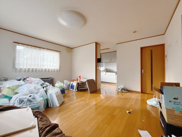 【中古戸建】太田市藪塚町の居間・リビング|■リビング｜陽当たり良好のリビングダイニング♪賃貸では叶わなかった、お友達とのホームパーティや大音量で映画やテレビを楽しむことができます(*^^*)