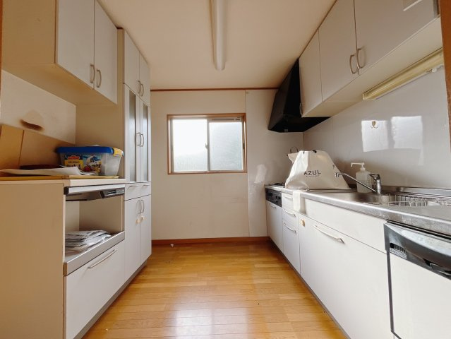 【中古戸建】太田市藪塚町のキッチン|■キッチン｜ワークトップの幅が広く、お子様といっしょにお料理をつくったり、ちょっとしたパーティーも楽しめます。フラットなのでお掃除がしやすいのもポイントです♪