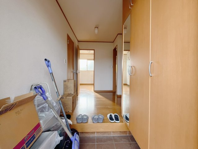【中古戸建】太田市藪塚町の玄関|■玄関｜毎日の「いってらっしゃい」や「お帰りなさい」を大切なご家族と過ごす玄関は〈使いやすさ〉を追求しております。玄関横の物入は急な来客時でもさっとお片付けできるスペースを確保しています。