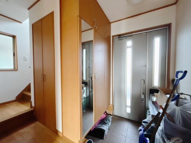 【中古戸建】太田市藪塚町の玄関|■玄関｜収納豊富な玄関♪全身ミラー付き収納もあり、お出かけ前の身だしなみチェックもバッチリです！