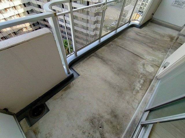 神戸市兵庫区西出町１丁目の賃貸マンションのバルコニー