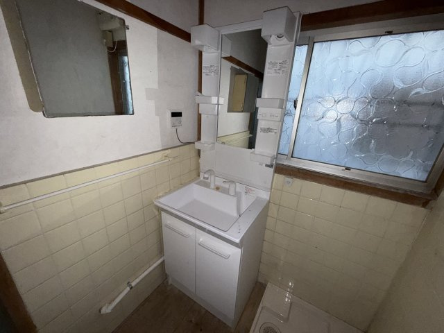 粟生新家　戸建住宅の独立洗面台