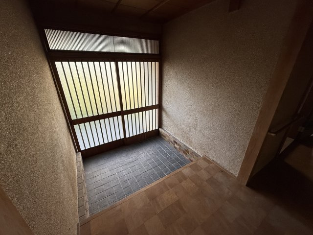 粟生新家　戸建住宅の玄関