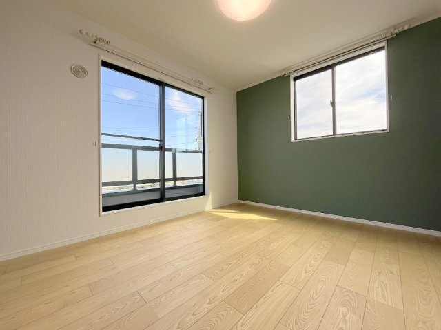 八潮市大瀬　新築戸建　全1棟の洋室|バルコニーに面した明るい洋室