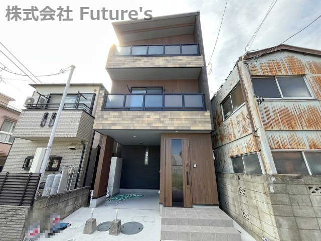 八潮市大瀬　新築戸建　全1棟の駐車場|ビルトインガレージで大切なお車を雨から守れます