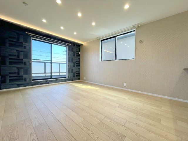 八潮市大瀬　新築戸建　全1棟の居間・リビング|アクセントクロスがオシャレなリビング15.4帖