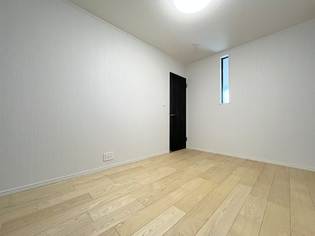 八潮市大瀬　新築戸建　全1棟の洋室|1階の洋室5.7帖は来客用としても活用できます
