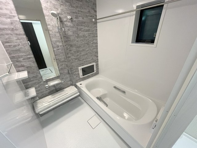 八潮市大瀬　新築戸建　全1棟の浴室|浴室にテレビ付きでゆったりとバスタイムを楽しめます