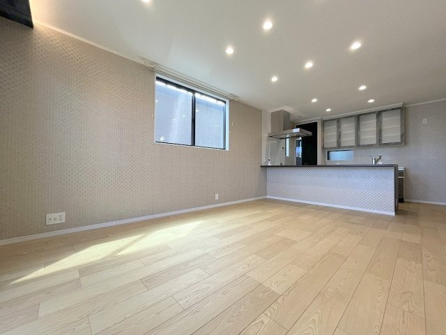 八潮市大瀬　新築戸建　全1棟の居間・リビング|家族団らんで過ごすリビングは15.4帖の広さを確保