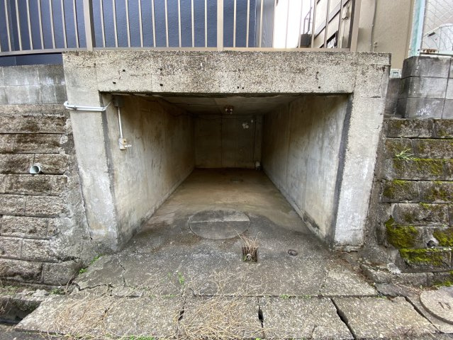 八街市八街ろ111中古建住宅の駐車場