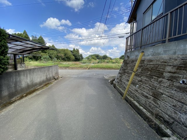 八街市八街ろ111中古建住宅の前面道路含む現地写真